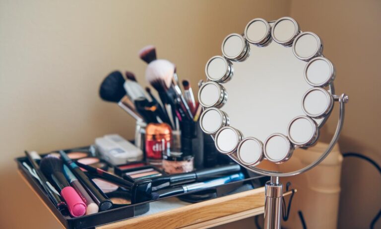 lustro-do-makijazu-kluczowy-element-doskonaego-wygladu-makeu
