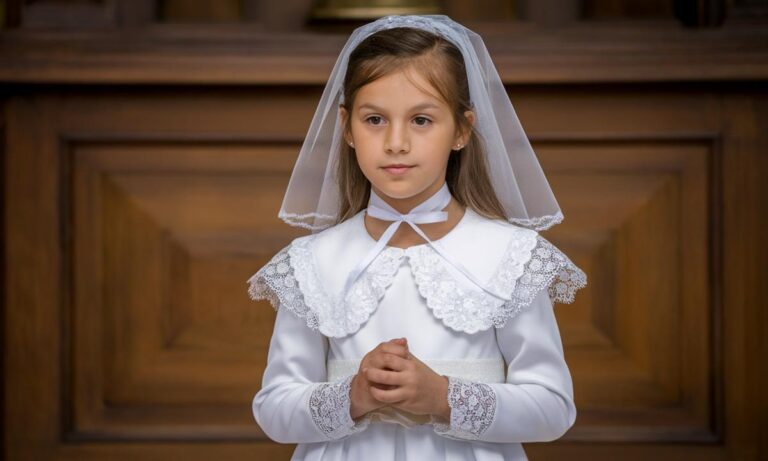 jak-wybrac-idealny-stroj-na-komunie-twojego-dziecka-przewodn