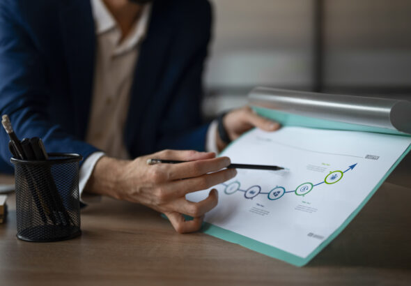 osoba-w-biurze-analizujaca-i-sprawdzajaca-wykresy-finansowe